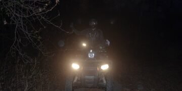 Suceava | Doi tineri care fugeau de polițiști cu ATV-ul au rămas împotmoliți într-un șant de la marginea drumului