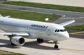 Două mari companii aeriene majorează prețurile biletelor de avion din cauza crizei combustibililor