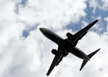 Un avion plecat din Rusia, aterizare de urgență la București