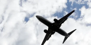 Un avion plecat din Rusia, aterizare de urgență la București