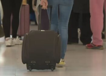 O companie aeriană introduce bilete mai ieftine în Europa. Pasagerii vor avea însă taxe suplimentare pentru bagaje