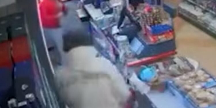 VIDEO | O vânzătoare din Mogoșești a fost snopită în bătaie de un individ. Acesta a fost arestat pentru 30 zile