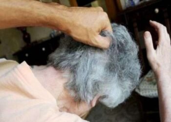 La bătrânețe a căutat liniștea… și a dat peste coșmar: mama lovită în cap de propriul copil