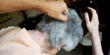 La bătrânețe a căutat liniștea… și a dat peste coșmar: mama lovită în cap de propriul copil