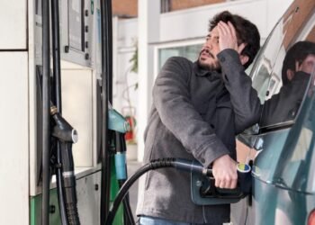 Măsurile Guvernului nu opresc valul de scumpiri la motorină, spun experții