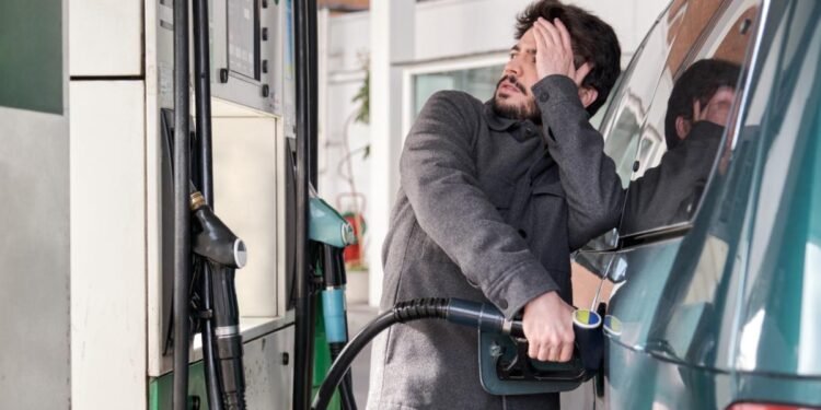 Măsurile Guvernului nu opresc valul de scumpiri la motorină, spun experții