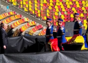 Premierul Ilie Bolojan, la Arena Națională. Îi aduce un ultim omagiu lui Mircea Lucescu