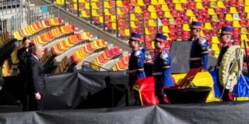 Premierul Ilie Bolojan, la Arena Națională. Îi aduce un ultim omagiu lui Mircea Lucescu