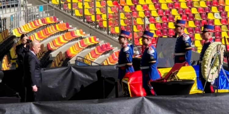 Premierul Ilie Bolojan, la Arena Națională. Îi aduce un ultim omagiu lui Mircea Lucescu