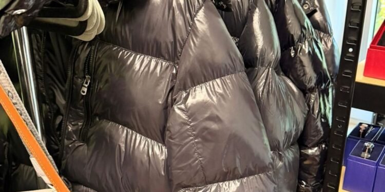 Bunuri contrafăcute, în valoare de 180.000 de lei, vândute în Arad prin intermediul rețelelor de socializare