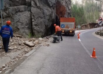 Atenție, cad roci în zona Cheile Bicazului!