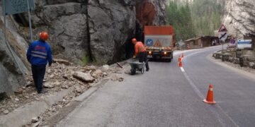 Atenție, cad roci în zona Cheile Bicazului!