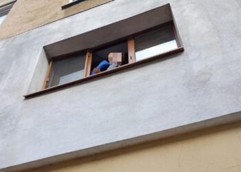 Minune în seara de Înviere. Un copil de 6 ani, salvat de polițiști după ce a fost văzut pe pervazul ferestrei, în Vâlcea