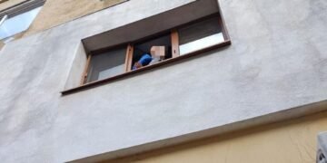 Minune în seara de Înviere. Un copil de 6 ani, salvat de polițiști după ce a fost văzut pe pervazul ferestrei, în Vâlcea