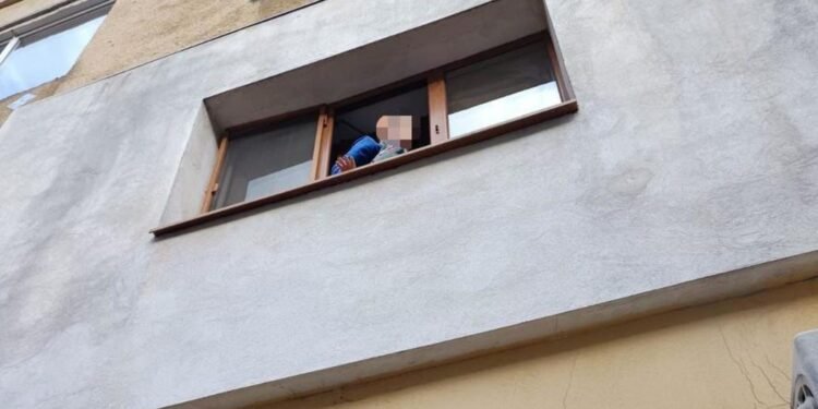 Minune în seara de Înviere. Un copil de 6 ani, salvat de polițiști după ce a fost văzut pe pervazul ferestrei, în Vâlcea