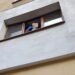 Minune în seara de Înviere. Un copil de 6 ani, salvat de polițiști după ce a fost văzut pe pervazul ferestrei, în Vâlcea