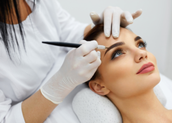 Cosmeticienele pot câștiga până la 8.000 de lei/lună. Tot multe românce sunt atrase de veniturile mari din frumusețe