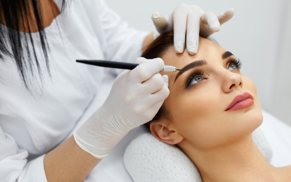 Cosmeticienele pot câștiga până la 8.000 de lei/lună. Tot multe românce sunt atrase de veniturile mari din frumusețe