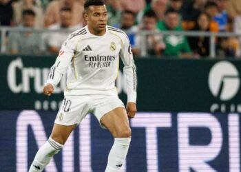 Mbappe, accidentat la coapsa stângă, ar putea lipsi cel puţin două săptămâni de pe teren