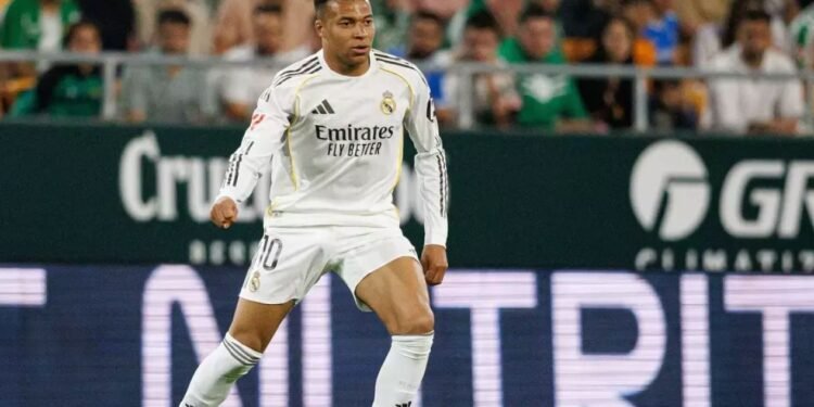 Mbappe, accidentat la coapsa stângă, ar putea lipsi cel puţin două săptămâni de pe teren