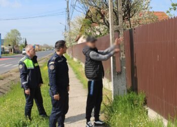Un hoț care a pătruns într-o casă din judetul Buzău a făcut un duș, a luat pranzul și s-a îmbracat cu haine noi din garderobă. Val de glume dupa postarea Poliției