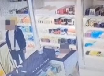 Trei români cumpărau bilete low-cost ca să fure parfumuri din Aeroportul Galileo Galilei din Pisa