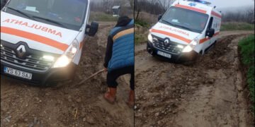 Ambulanță blocată în noroi la Florești! Tractorul mănăstirii a salvat viața unei femei de 90 de ani
