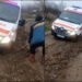 Ambulanță blocată în noroi la Florești! Tractorul mănăstirii a salvat viața unei femei de 90 de ani