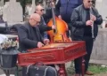 Imagini incredibile în Giurgiu: concert în cimitir, printre morminte, cu dedicații pentru răposați