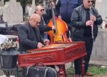 Imagini incredibile în Giurgiu: concert în cimitir, printre morminte, cu dedicații pentru răposați