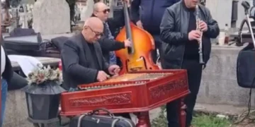 Imagini incredibile în Giurgiu: concert în cimitir, printre morminte, cu dedicații pentru răposați