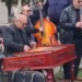 Imagini incredibile în Giurgiu: concert în cimitir, printre morminte, cu dedicații pentru răposați