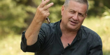 Casa lui Mircea Dinescu din Cetate s-a făcut scrum: Se crede că focul ar fi fost pus intenționat