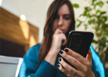 O româncă a plătit 12.000 de euro unui prinț fals pentru a o angaja. Cum a fost atrasă în capcana unui nigerian