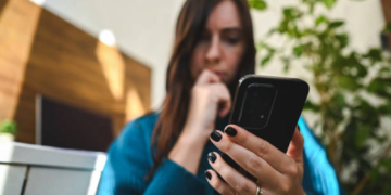 O româncă a plătit 12.000 de euro unui prinț fals pentru a o angaja. Cum a fost atrasă în capcana unui nigerian