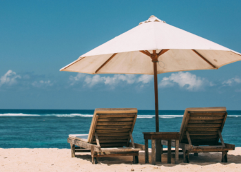 Dacă pleci în Grecia, ia-ți și un prosop în bagaj. Pe 250 de plaje nu mai găsești șezlonguri de închiriat