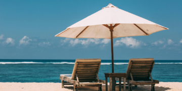 Dacă pleci în Grecia, ia-ți și un prosop în bagaj. Pe 250 de plaje nu mai găsești șezlonguri de închiriat