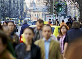 România continuă să piardă populație: în februarie 2026 au murit de două ori mai mulți oameni decât s-au născut