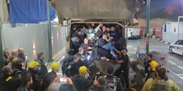 Zeci de palestinieni s-ar fi ascuns într-un camion de gunoi încercând să intre în Israel
