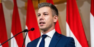 Povestile dubioase care l-au propulsat pe Peter Magyar până în vârful politicii din Ungaria. Omul care își înregistra pe ascuns soția