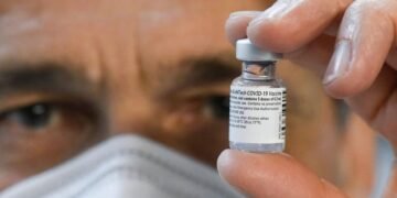 Propunere POT: Românii vaccinați cu Pfizer, care nu mai pot munci, să primească despăgubiri de 1200 euro pe lună până la pensie