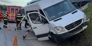 Prahova: Cinci răniți după ce șoferul unui microbuz a pierdut controlul volanului, în afara localității Pleașa