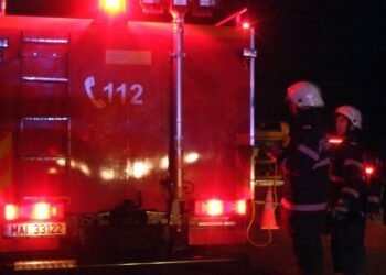 Două persoane găsite inconștiente într-un apartament din Pașcani, salvate după intervenția pompierilor și a echipajelor medicale