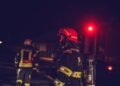 O femeie a fost găsită inconștientă după un incendiu provocat de o lumânare într-un bloc din Bacău