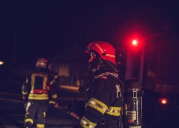 O femeie a fost găsită inconștientă după un incendiu provocat de o lumânare într-un bloc din Bacău