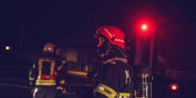 O femeie a fost găsită inconștientă într-un bloc din Bacău după un incendiu provocat de o lumânare
