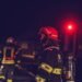O femeie a fost găsită inconștientă într-un bloc din Bacău după un incendiu provocat de o lumânare