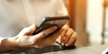 Româncă înșelată cu 12.000 de euro de un fals „prinț” online! Prințul din povești nu există