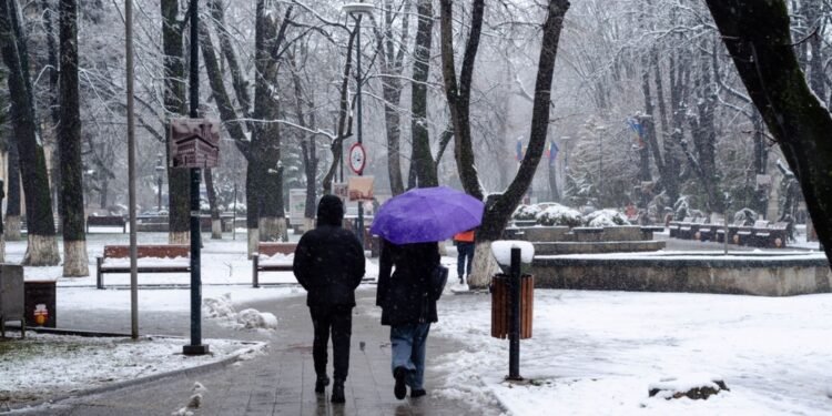 Avertizare ANM de ploaie, lapoviță și ninsoare. În unele zone se va depune un strat de zăpadă de 3-6 centimetri