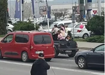 Un șofer inconștient a fost amendat după ce a transportat mai multi copii în bena autovehicului